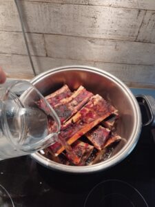 Add water to the bones in the pot.